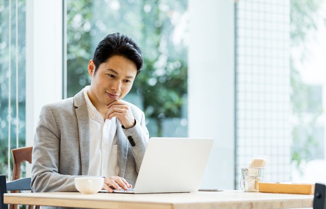 MEO対策会社を調べながら仕組みついても調べる男性