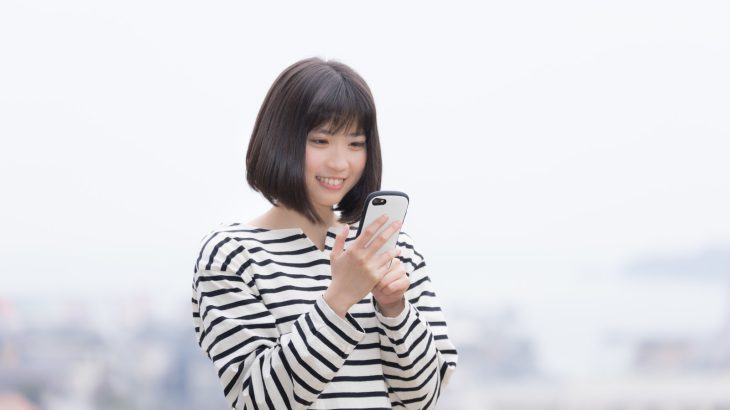 アプリを使って検索する女性_サロン集客 アプリ
